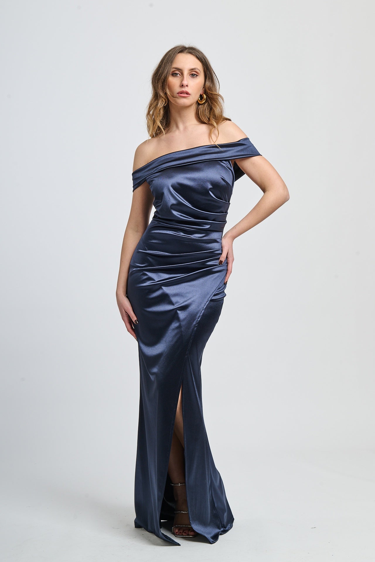 Abito da cerimonia navy in raso, perfetto per serate formali e eleganti