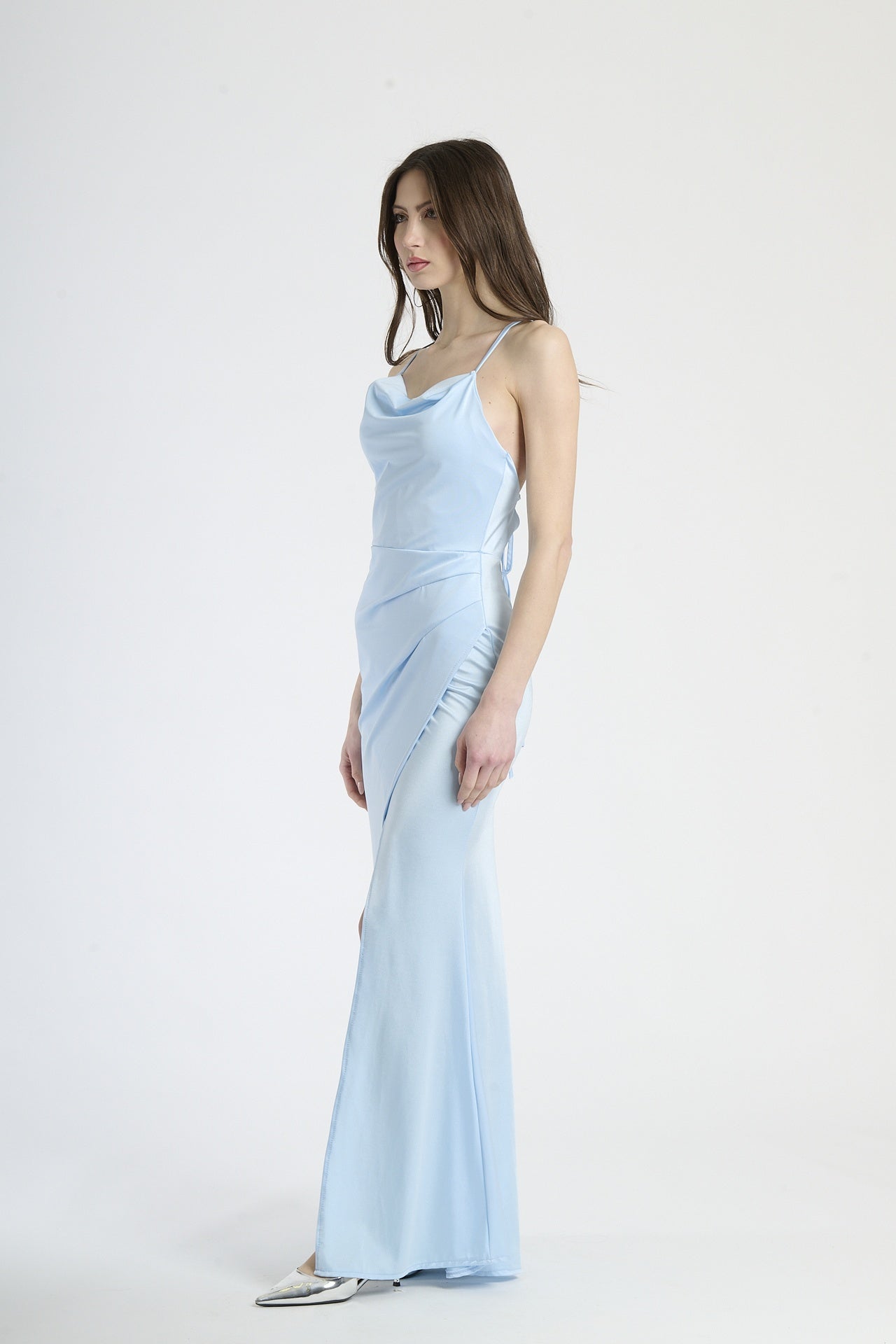 Abito da cerimonia azzurro, perfetto per un look raffinato ed estivo.