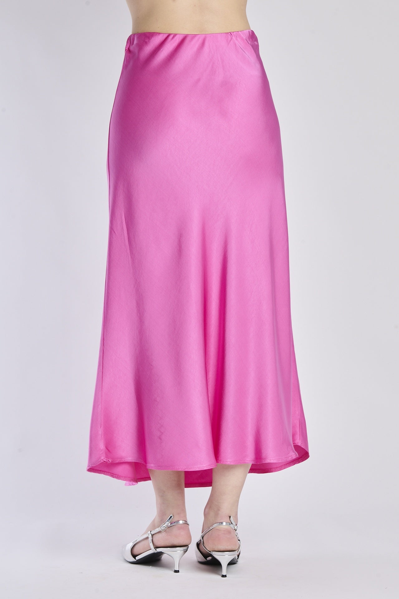 Gonna fuxia fluida di raso, modello dritto e vivace