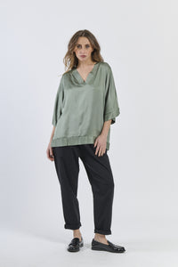 Tunica militare oversize con collo a V e design rustico