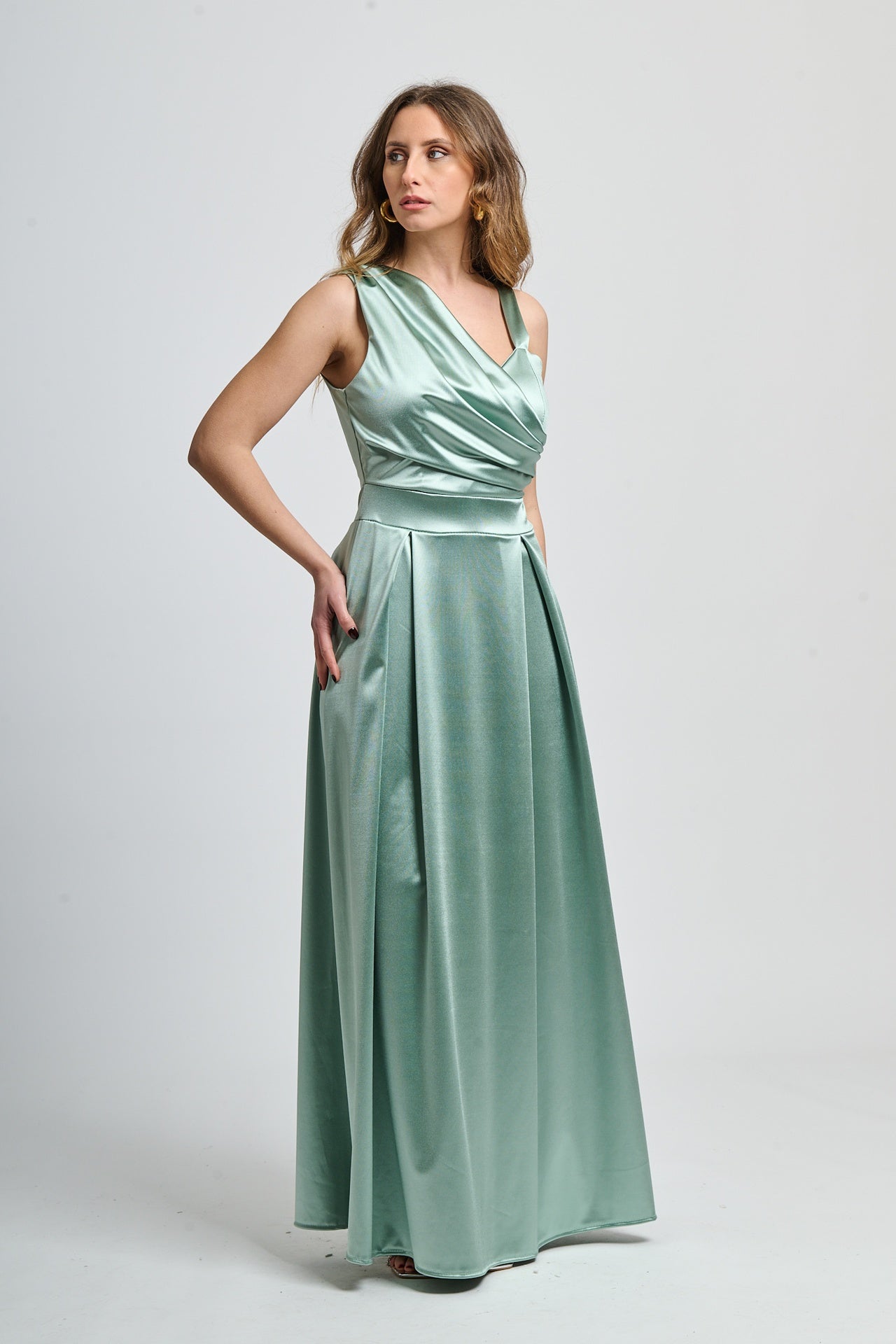 Abito da cerimonia salvia con spalla unica e falda fluida