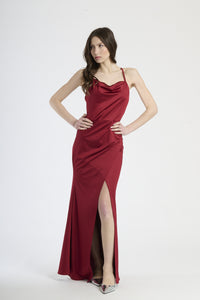 Abito lungo bordo con spalline sottili, colletto drappato e spalanca laterale, silhouette fluida.