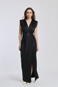 Donna con abito lungo Nero, scollatura V, senza maniche e fascia in vita con fibbia.