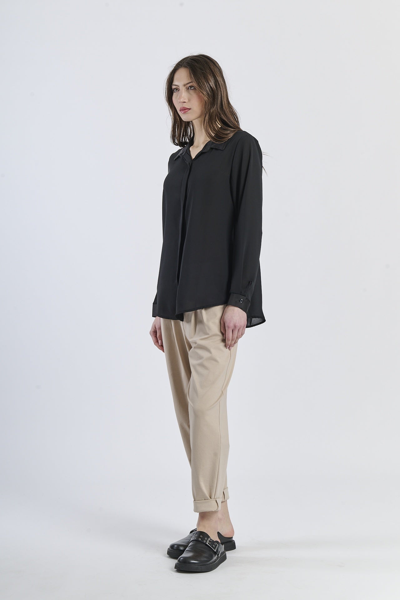 Outfit con camicia nera e pantaloni neri, total black