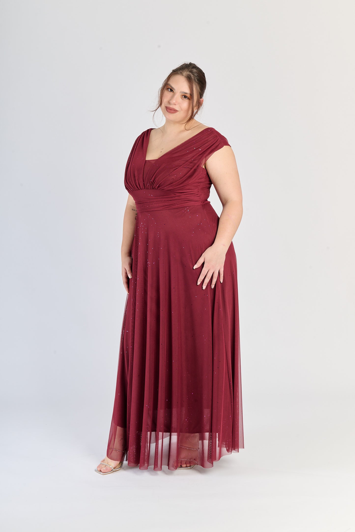 Vestito vino fluviale, colletto a V e fascia in vita, intensità colorata.