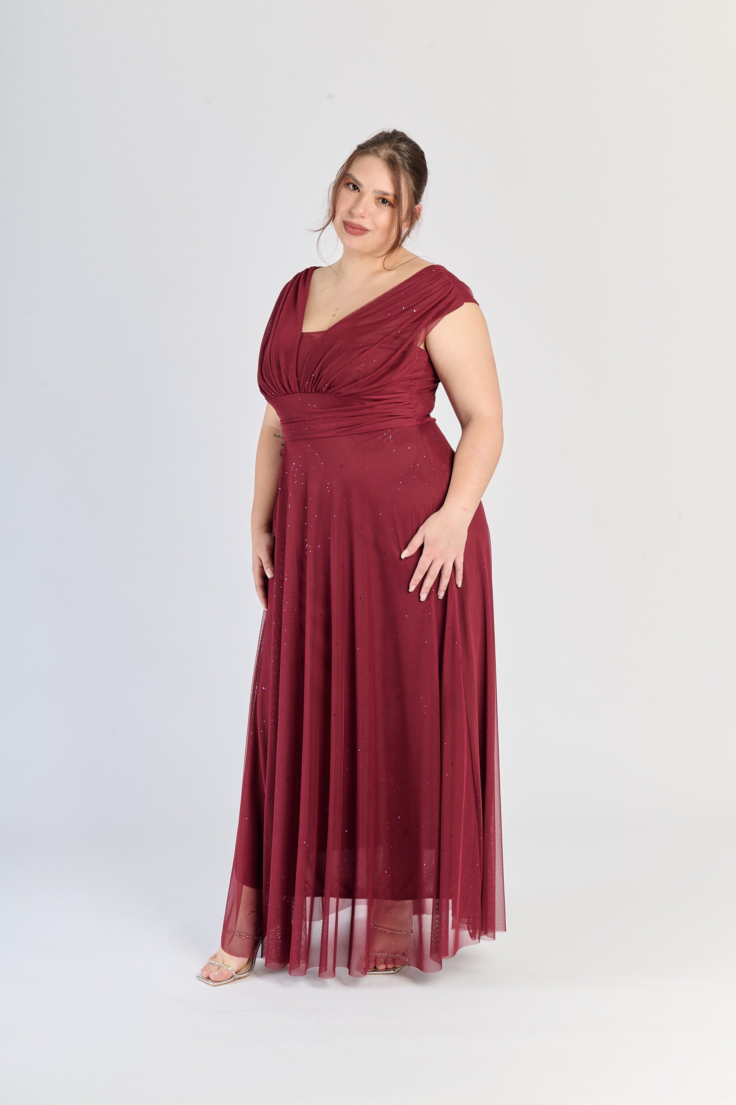 Vestito vino fluviale, colletto a V e fascia in vita, intensità colorata.