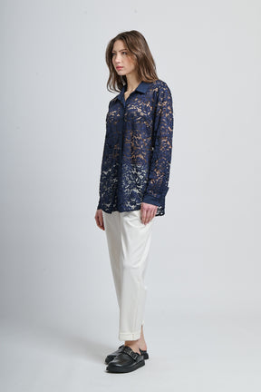 Camicia navy a fantasia, collo classico e maniche lunghe, abbinata a scarpe mocassini.