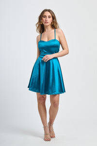 Abito ottanio satinato, gonna a campana, eleganza cromatica