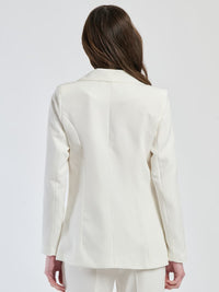 Outfit bianco in cotone, blazer slim e pantaloni, ideale per un look estivo e fresco.