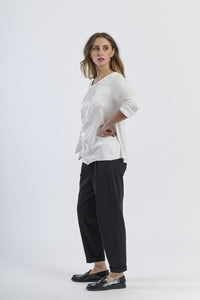 Blusa bianca in tessuto lucido, effetto elegante e moderno