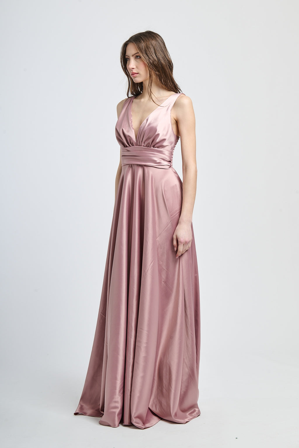 Abito da cerimonia rosa antico in raso, design delicato con scollo a V e vita stretta