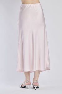 Gonna lunga rosa in raso, abbinata a ballerine argentate