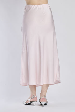 Gonna lunga rosa in raso, abbinata a ballerine argentate