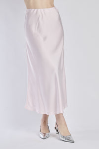 Gonna rosa in raso lucido, vista frontale con scarpe alti tacchi