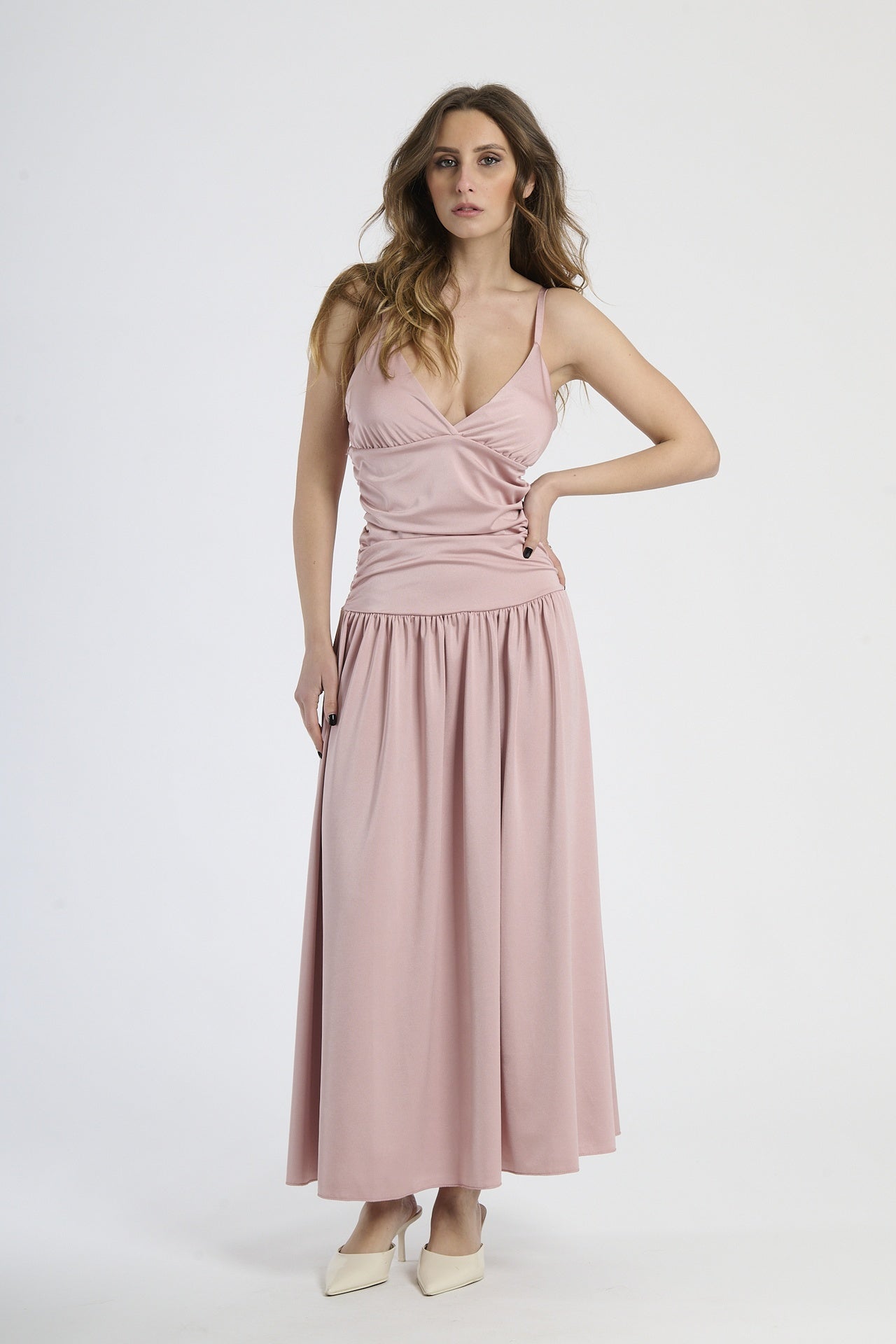 Abito lungo rosa antico con scollatura a V profonda, silhouette dritta e gonna fluttuante.