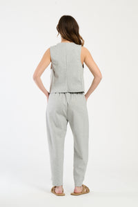 Completo grigio su una modella: gilet a bottoni e pantaloni, combinazione versatile e accattivante.