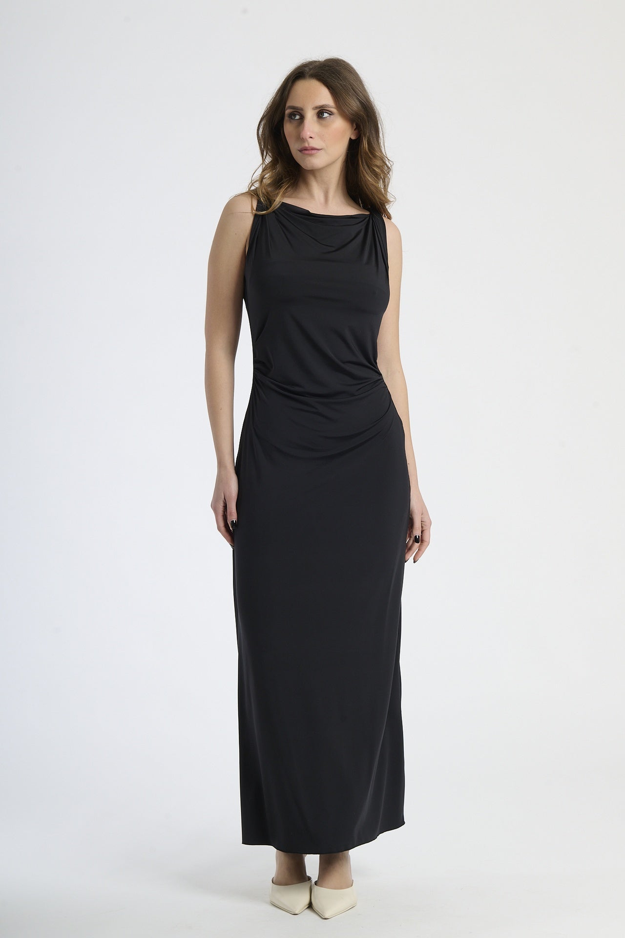 Moda femminile: abito navy a maxi lunghezza, design senza spalline e colletto avvolgente.