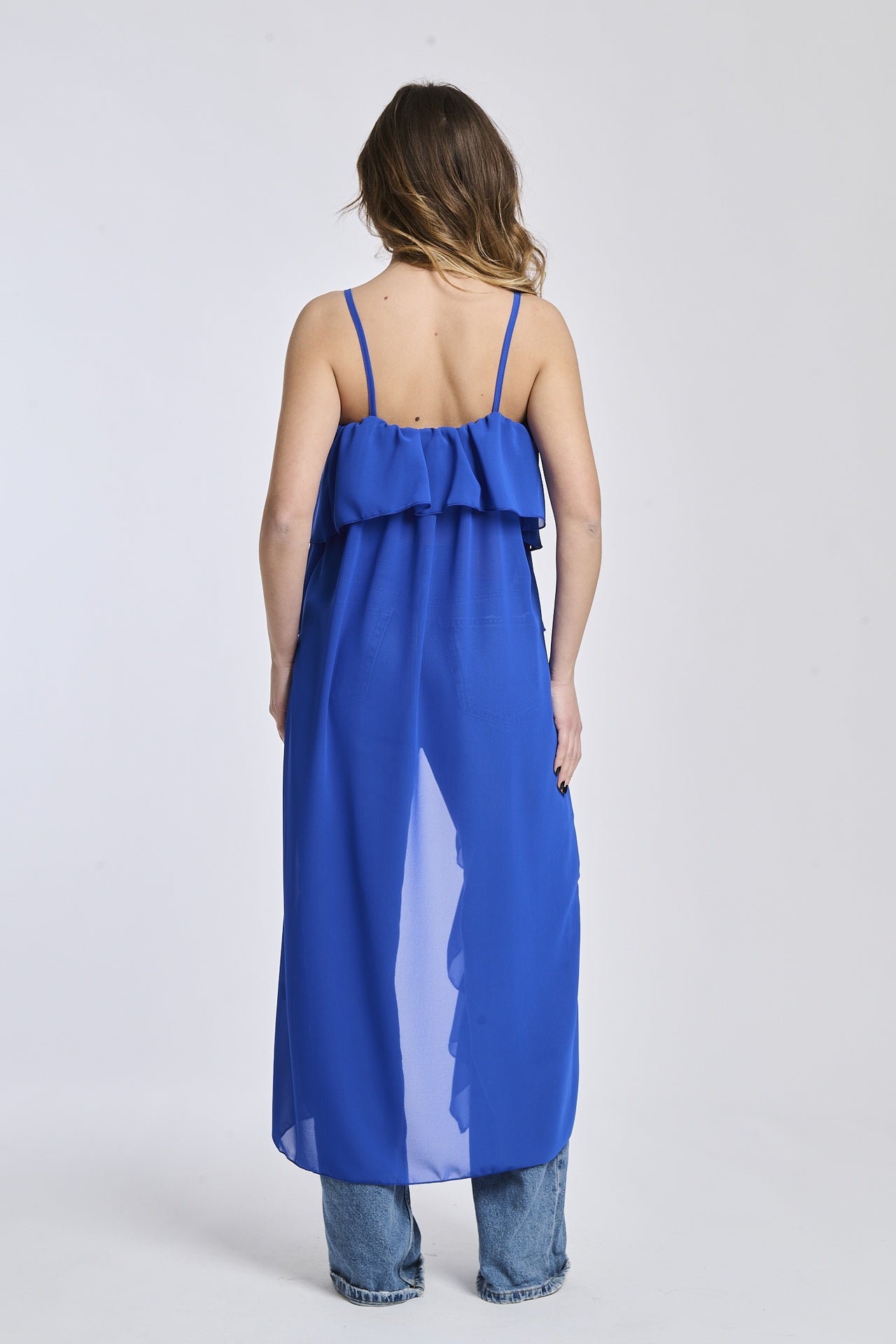 Top in bluette con un tessuto elastico e confortevole, che si adatta bene al corpo e offre un senso di libertà di movimento.