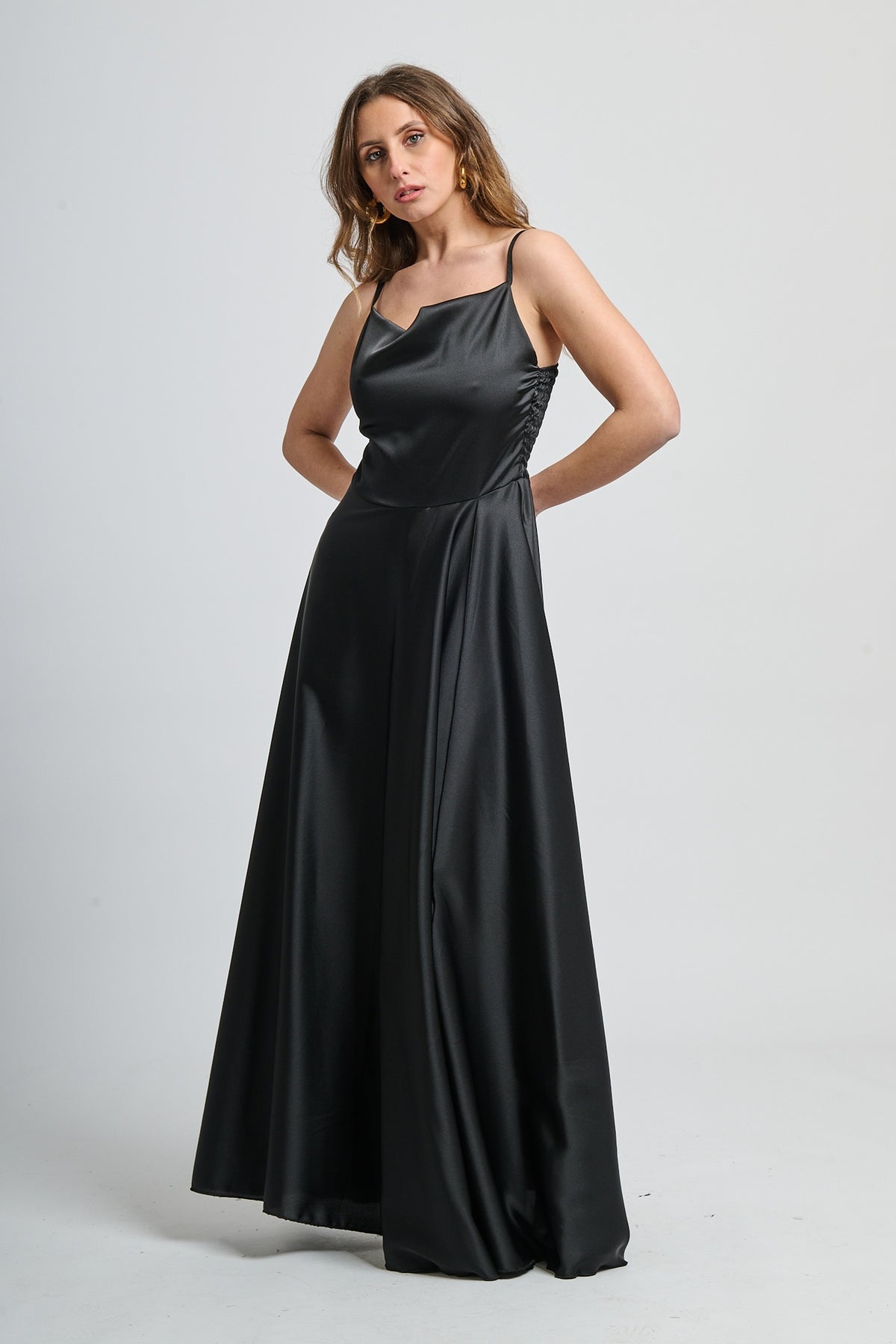 Abito da cerimonia nero con design spalline sottili e gonna drammatica