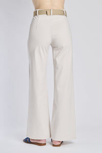 Pantaloni larghi bianchi abbinati a cintura e sandali