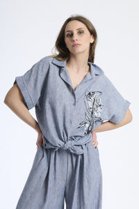 Completo camicia e pantaloni in jeans, stampa floreale e nodo alla vita