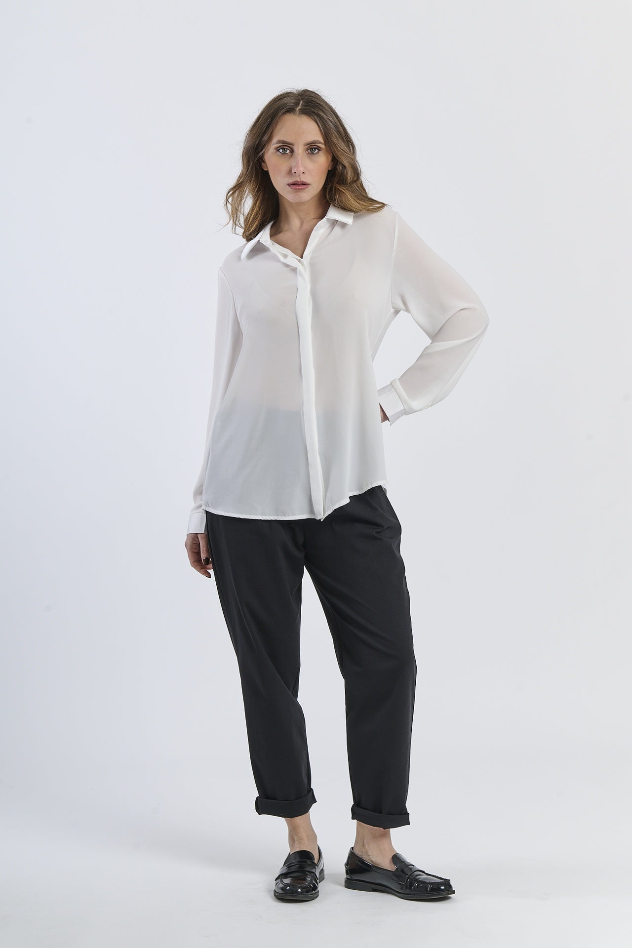 Camicia bianca lucida, idea per eventi informali