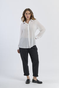 Camicia bianca lucida, idea per eventi informali