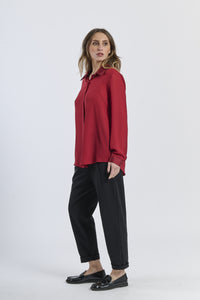 Outfit con camicia bordeaux e pantaloni neri, look romas