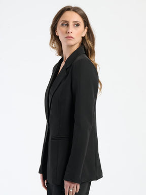 Outfit nero in tessuto lucido