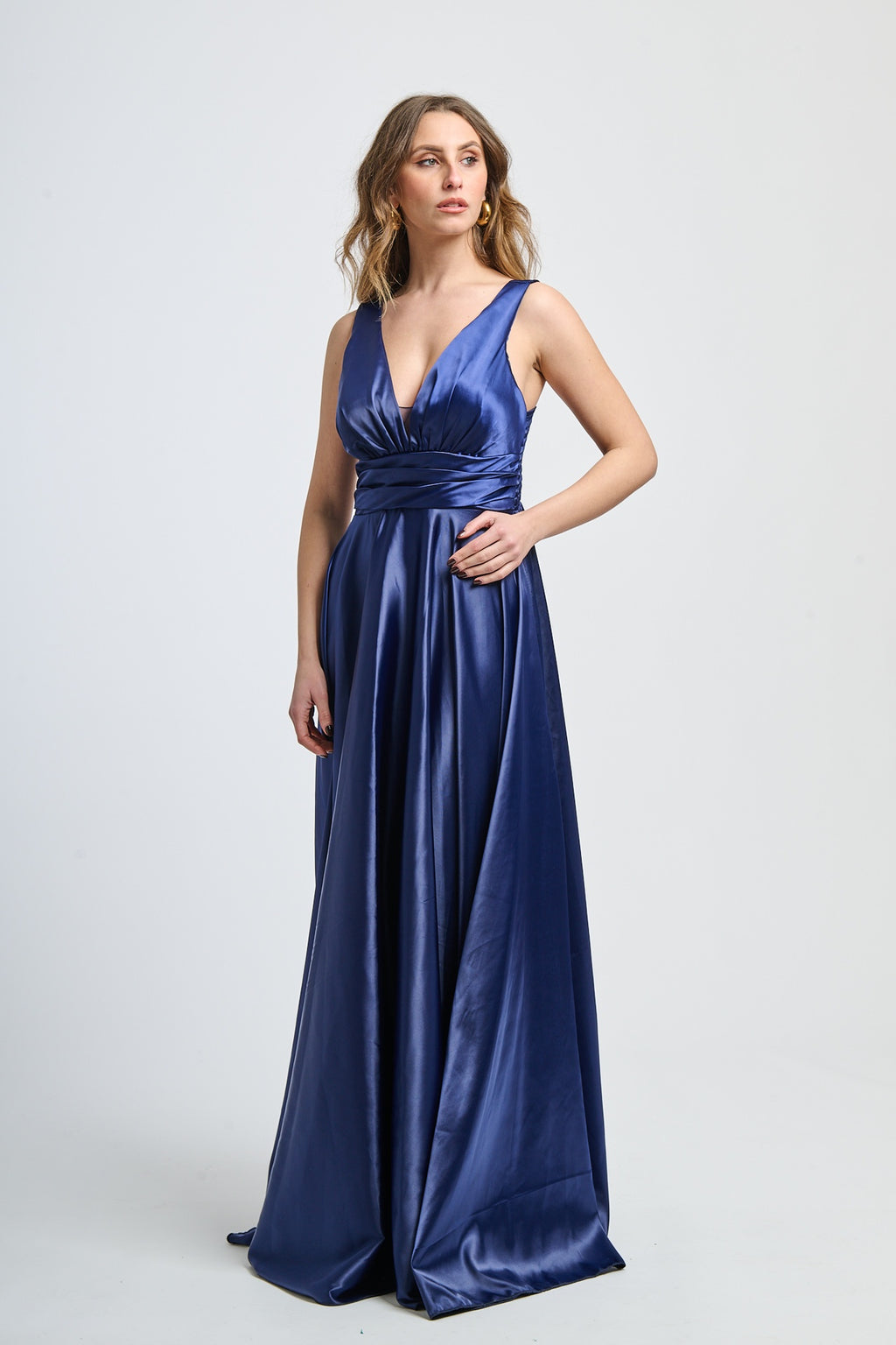 Abito elegante navy con raso satinato, scollo a V e falda fluida, perfetto per serate formali