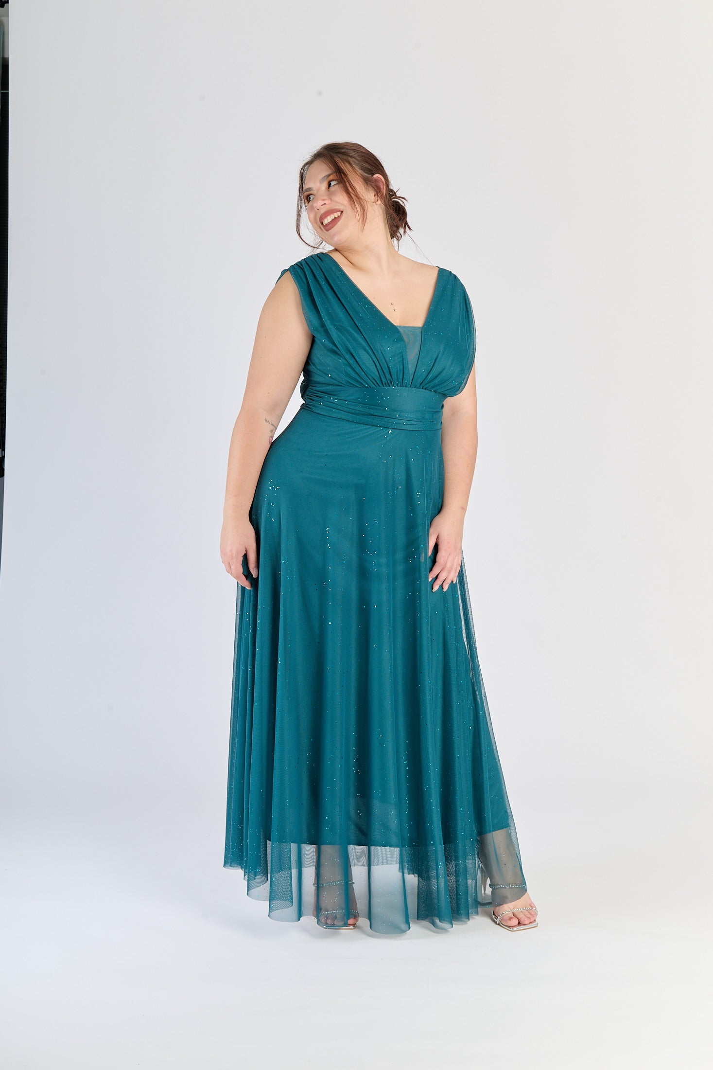 Vestito ottanio fluviale, colletto a V e fascia in vita, originalità pura.