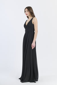 Abito da cerimonia nero con scollo a V e tessuto leggero drammatico