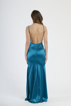 Modella in abito ottanio a spalline, stile audace e trendy per serate glamour.