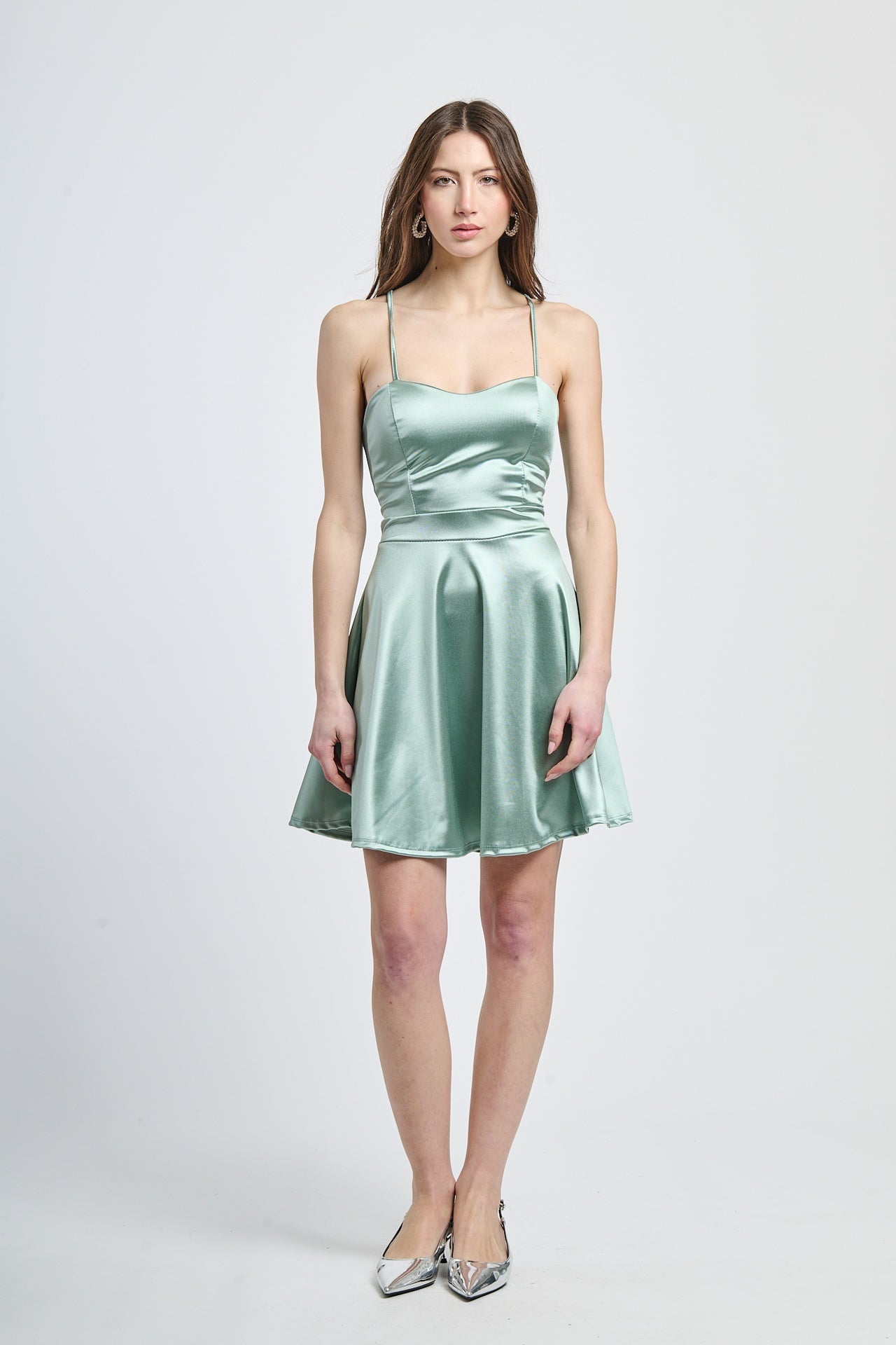 Abito salvia satinato, gonna a campana, eleganza terrena