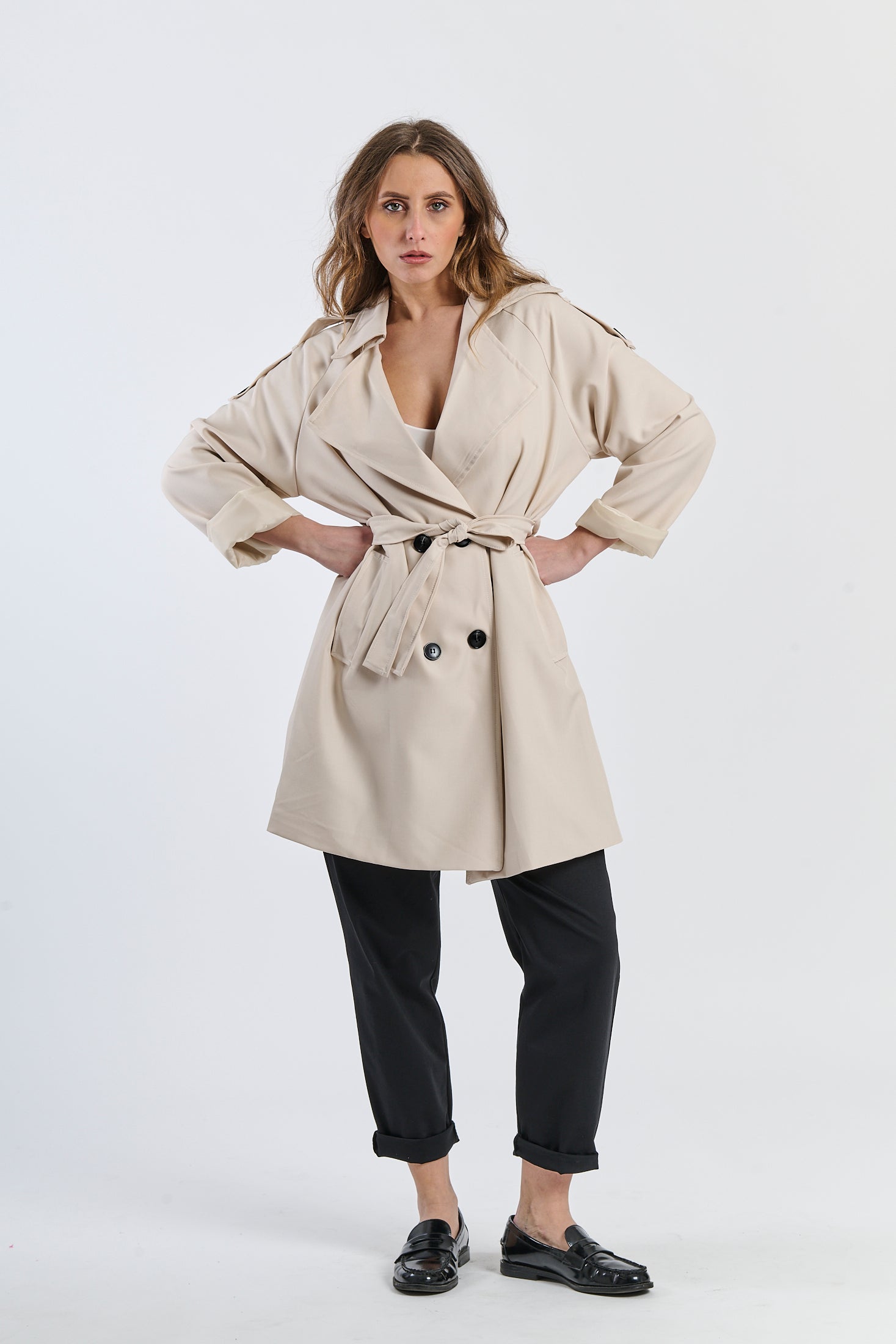 Trench beige classico con cinghia in vita, stile elegante per l’outfit quotidiano.