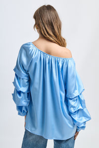 Outfit azzurro: blusa oversize, dettagli ruffle, per occasioni informali o eventi leggeri