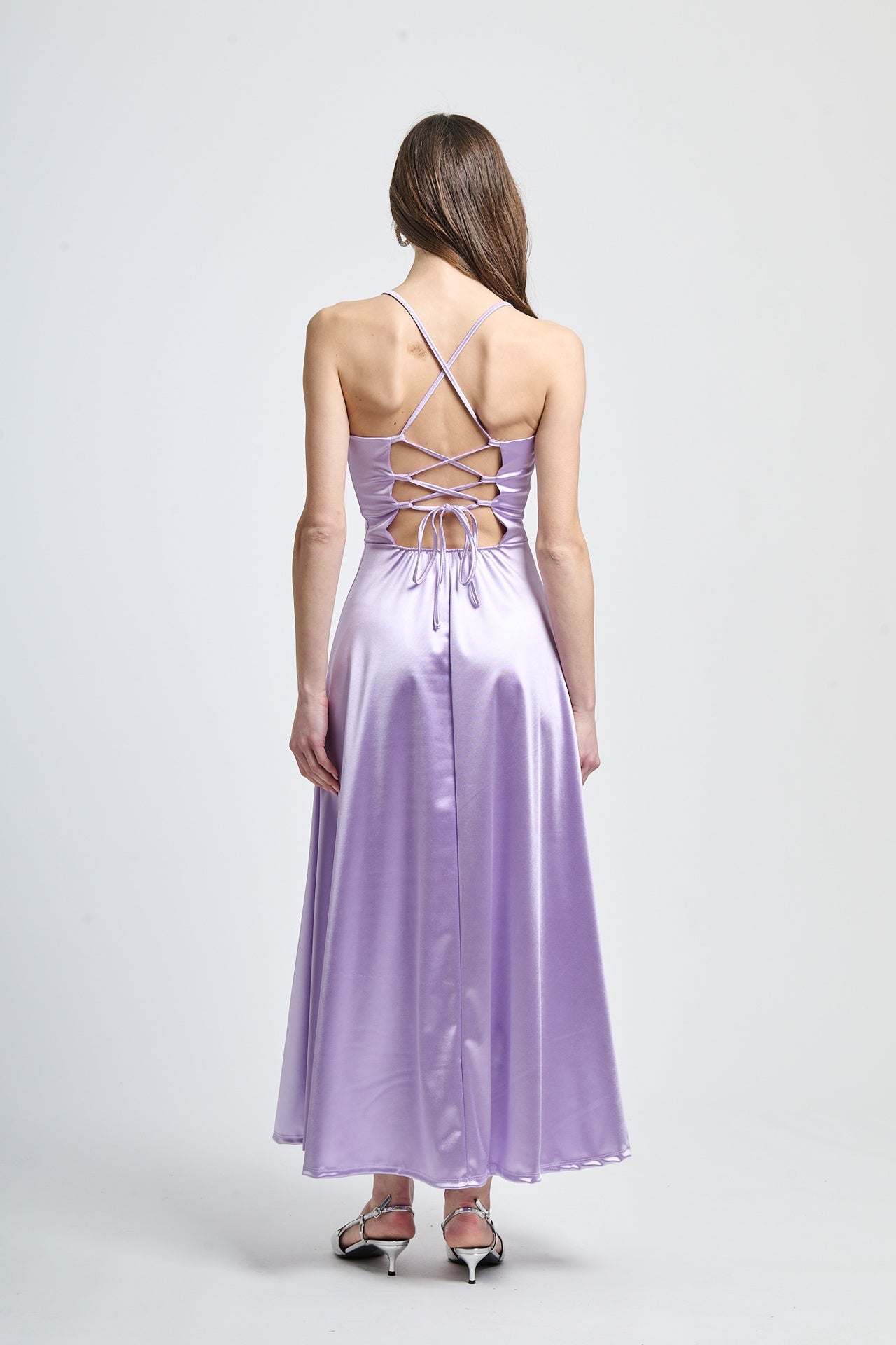 Abito elegante lilla con raso satinato, spalline sottili e silhouette dritta, perfetto per eventi speciali e notturne