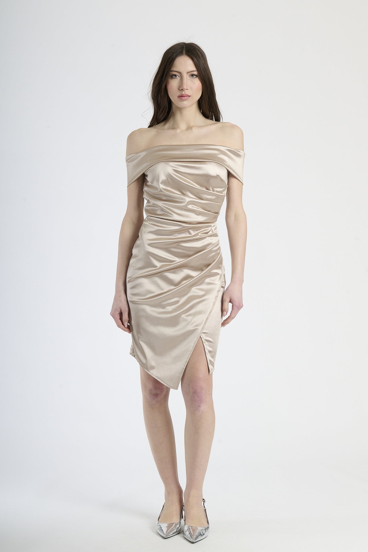 Abito beige a spalla nuda con falda sfilata, abbigliamento raffinato e intemporaneo.