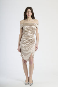 Abito beige a spalla nuda con falda sfilata, abbigliamento raffinato e intemporaneo.