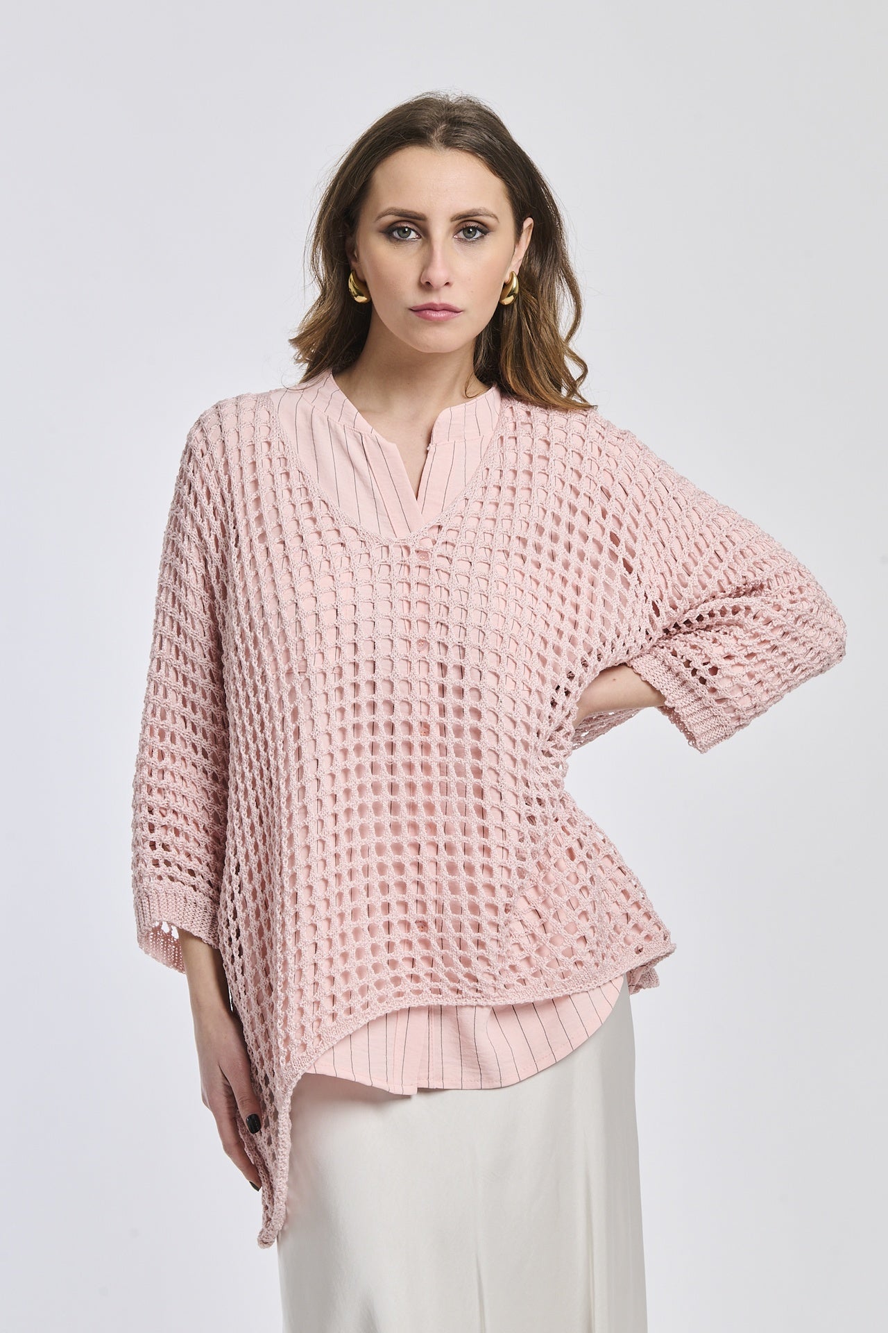 Maglione rosa in lana fine, colletto e finitura delicata