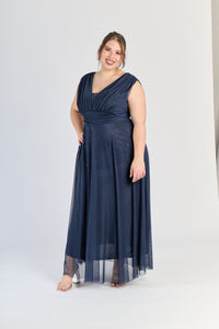 Vestito navy fluviale, colletto a V e fascia in vita, carattere deciso.