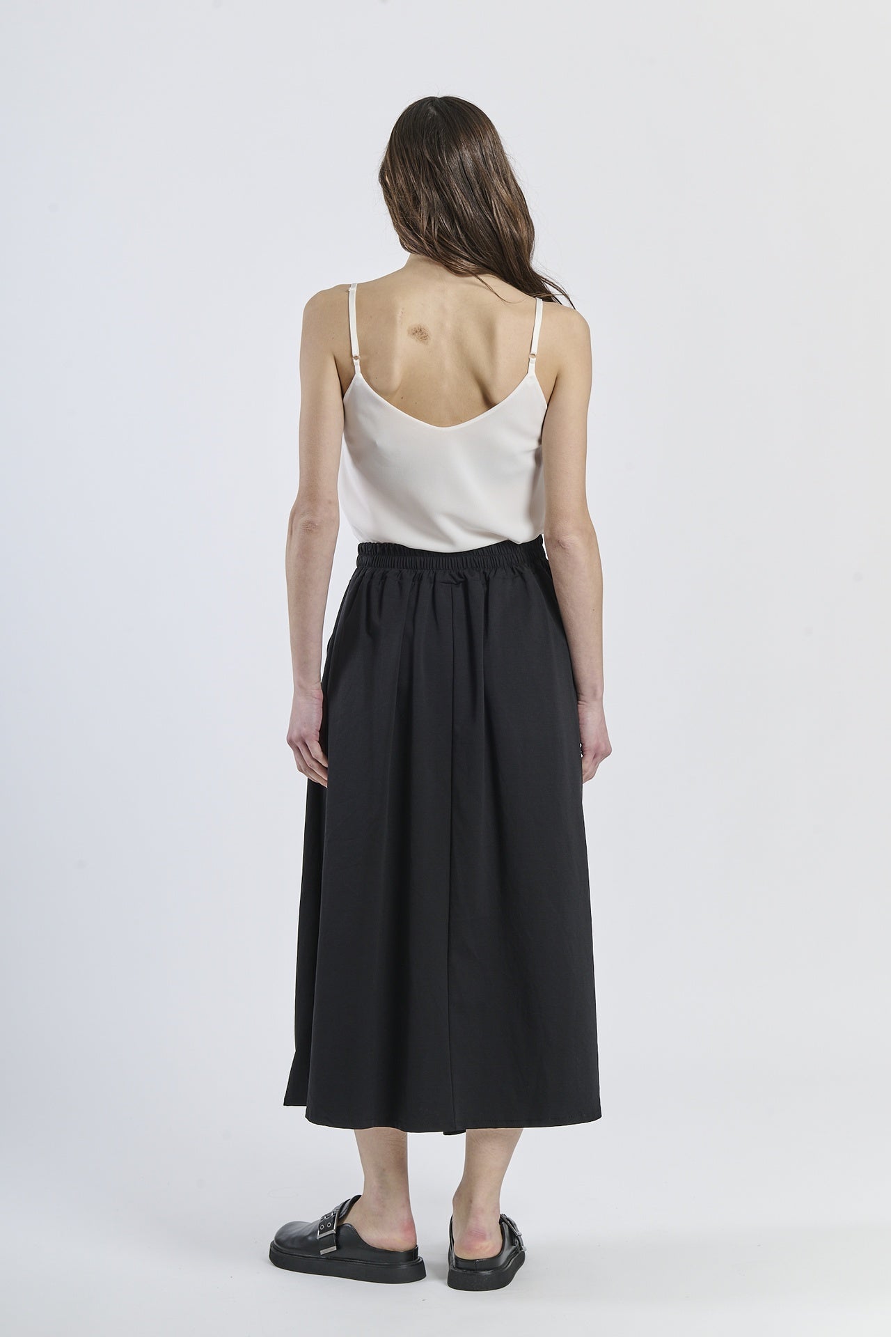 Outfit con felpa oversize nero e pantaloni neri, look urbano e accattivante