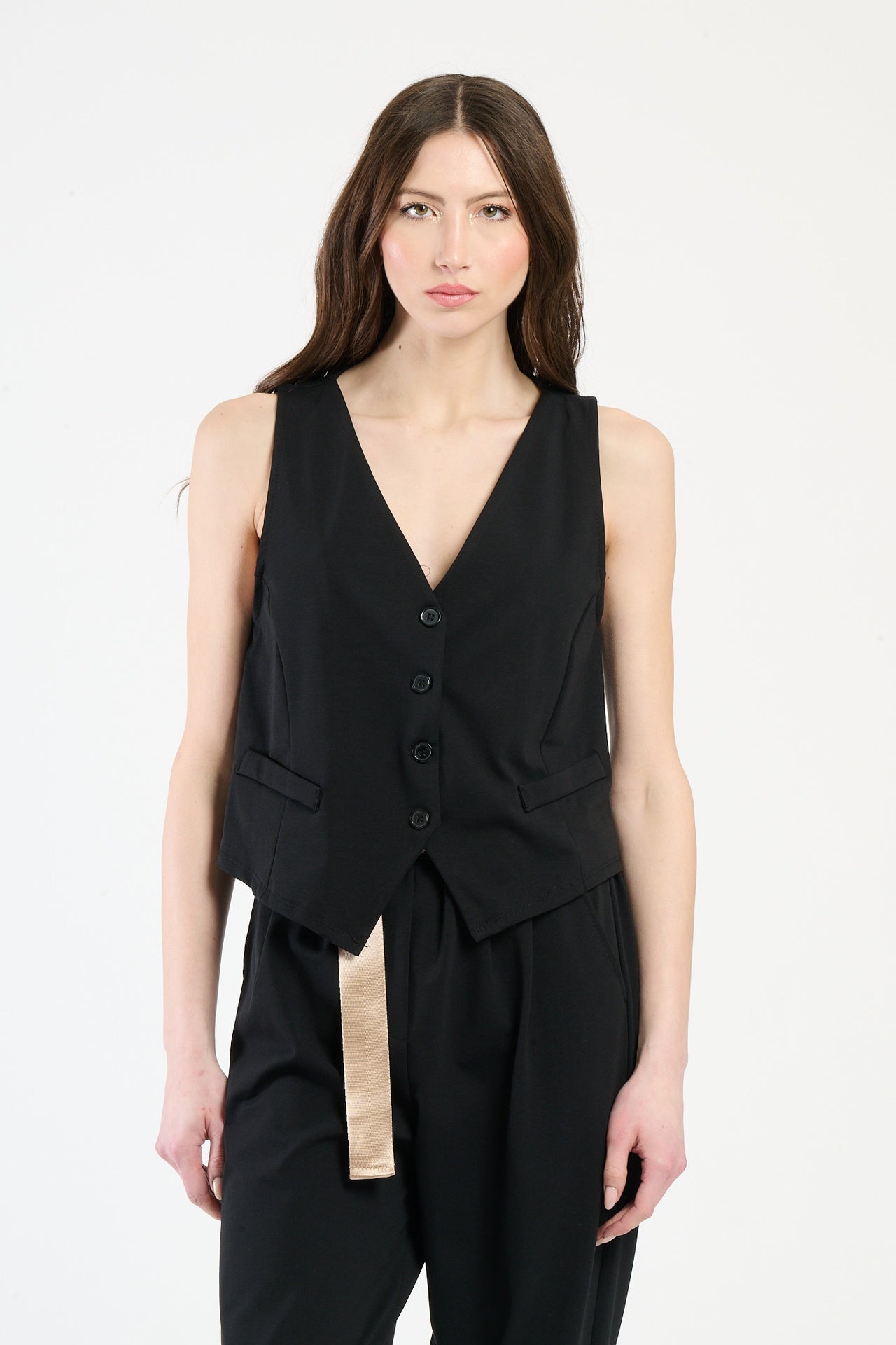 Outfit nero: gilet corto e pantaloni ampi, ideale per un look dal forte impatto visivo.