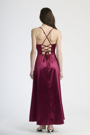 Vestito romantico ciliegio in raso, taglio maxi con spalline sottili, adatto per serate romantiche.