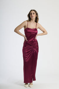Abito da sera vino, modello senza spalline con colletto a fascia e spacco