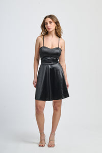 Abito nero in raso, spalline sottili, eleganza senza tempo