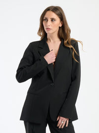 Ensemble nero: blazer con colletto alto e pantaloni, stile seducente e raffinato.