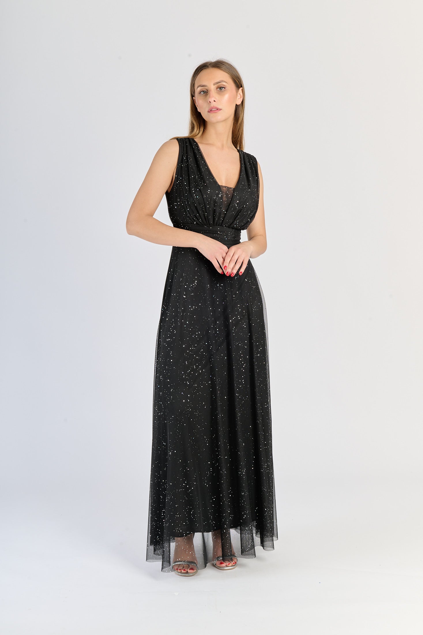 Vestito nero classico, colletto a V e gonna ampia, stile eterno come il nero.