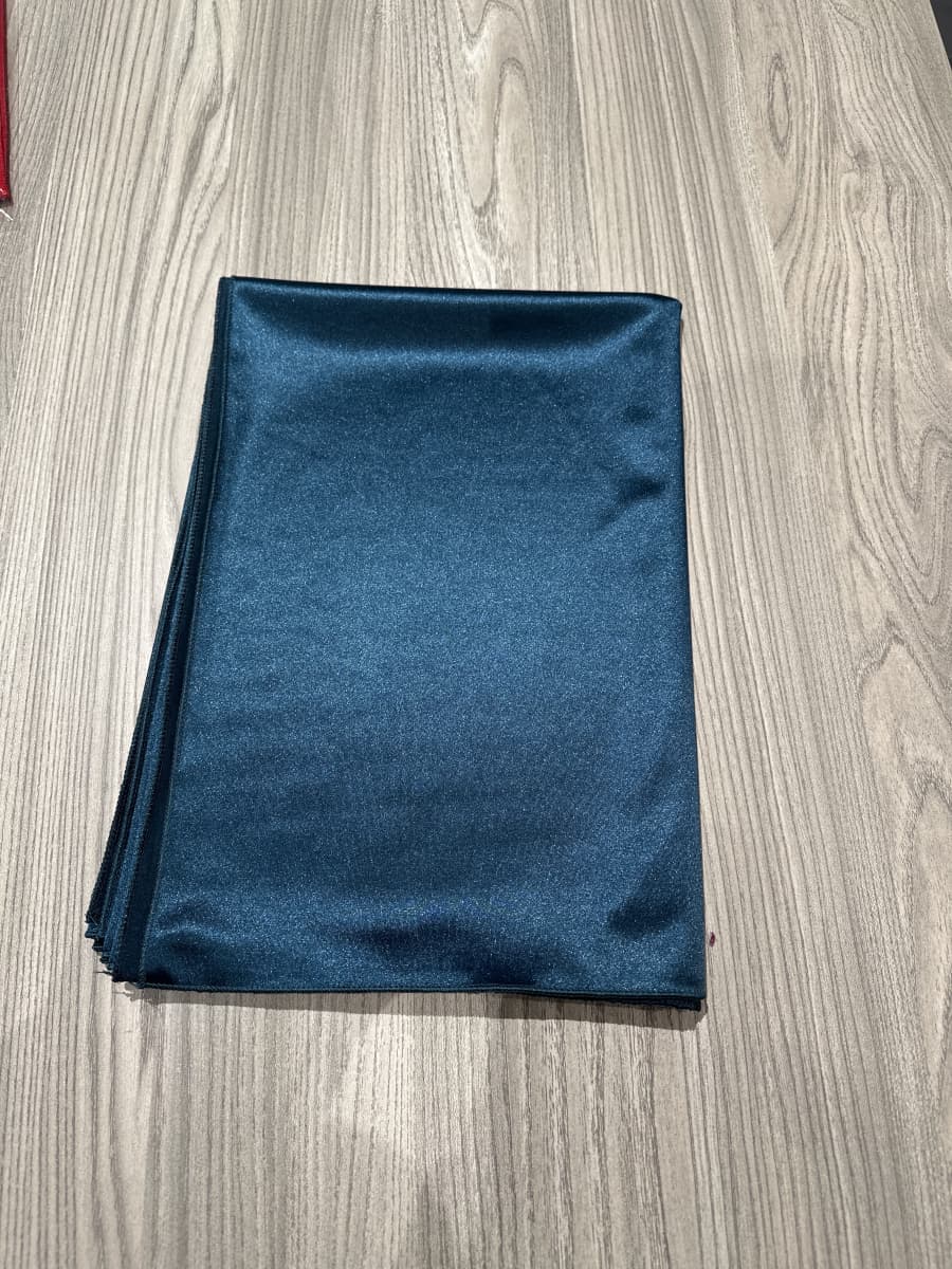 Titolo: Sciarpa "Lunara" – Eleganza satinata in tinta unita (solo lo scialle, non incluso l'abito)