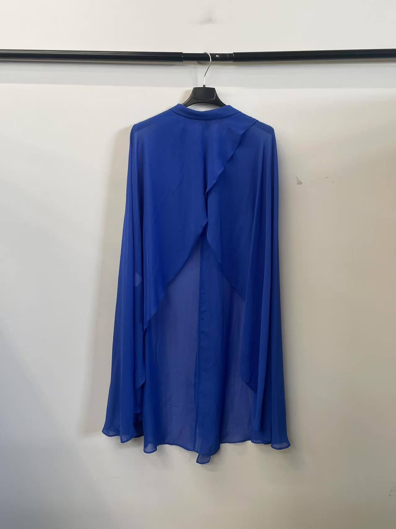 Mantella Ondulata – Eleganza Leggera “Aurelia” (solo lo scialle, non incluso l'abito)